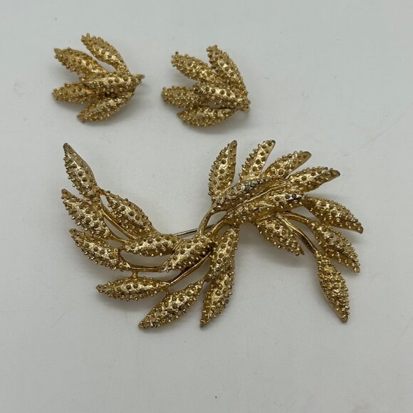 Vintage Sarah Coventry Brooch & Clip-On Earrings Set  Gold-Tone Wind Flower - Picture 2 of 16